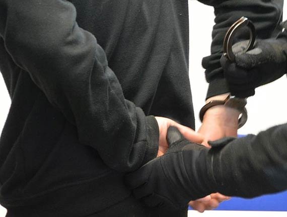 Przed policjantami schowa si w wersalce