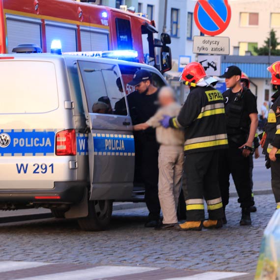 Mczyzna upad i rozbi sobie gow. Straacy zapewnili mu pierwsz pomoc i wsparcie psychiczne