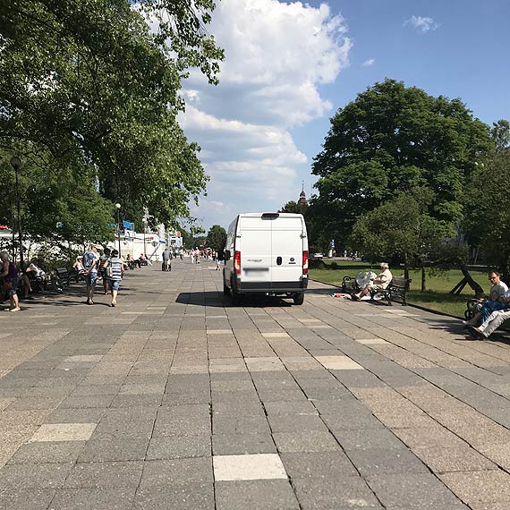 Slalomem przez promenad? Czy kierowca tego auta jest uprzywilejowany?