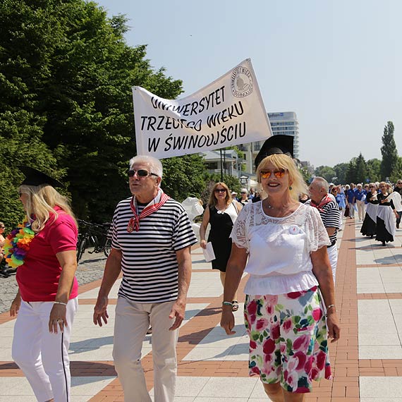 Studenci zachodniopomorskich Uniwersytetw Trzeciego Wieku zawadnli promenad