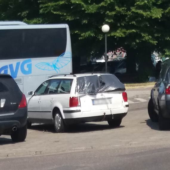 Czy biay Volkswagen Passat ma swojego waciciela? Pki co, ju dugo zajmuje miejsce parkingowe
