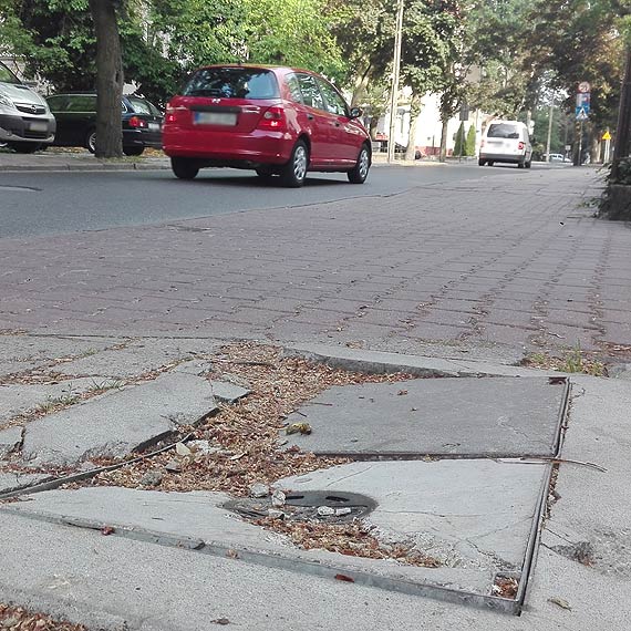 Czy kto musi zama nog, by naprawiono t studzienk?