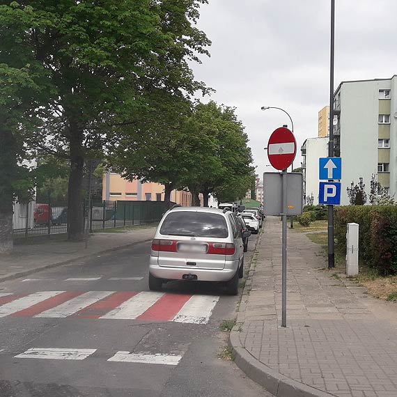 Znaki na skrzyowaniu ul. Batalionw Chopskich i ul. Staszica zaprzeczaj sobie