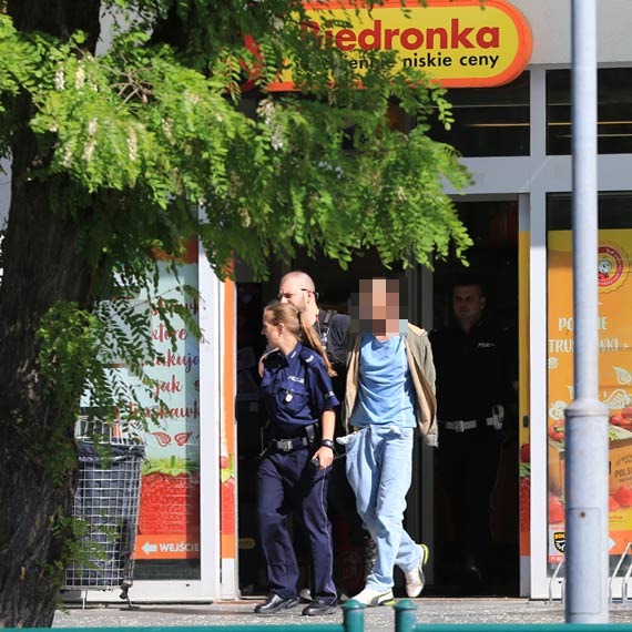 Amator zota w pynie wpad w rce policjantw. Jak si okazao, chcia ukra 4 butelki whisky