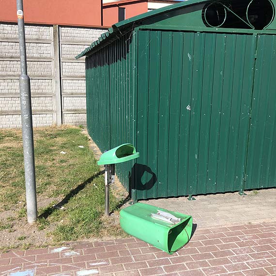 Plac zabaw czy wysypisko mieci?