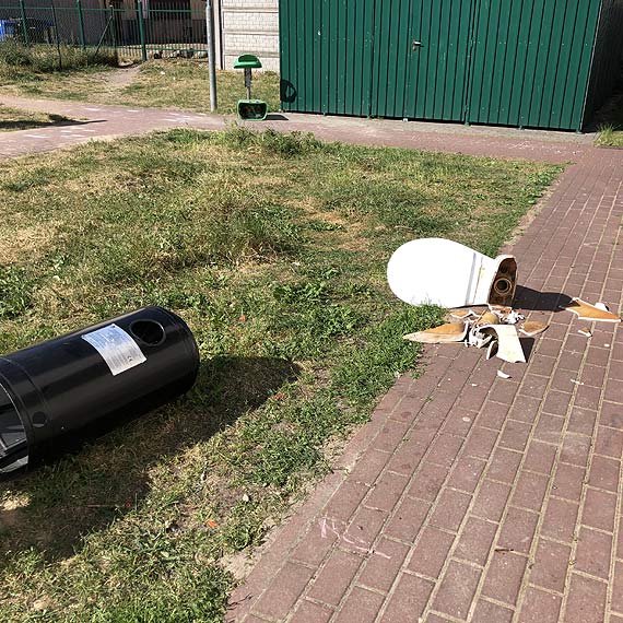 Plac zabaw czy wysypisko mieci?