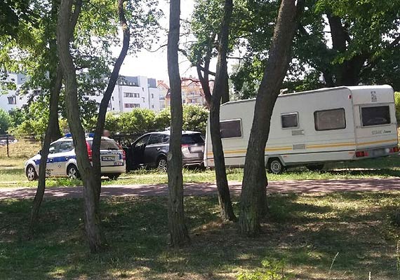 Samochd z przyczep campingow jecha po ciece rowerowej - interweniowaa policja