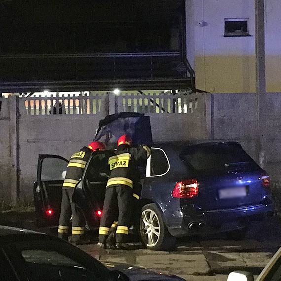 W nocy straacy gasili ponce Porsche Cayenne