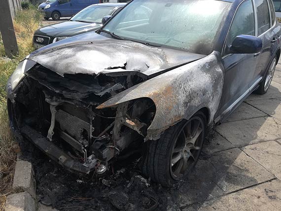 W nocy straacy gasili ponce Porsche Cayenne