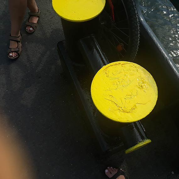 Puapka na promie. Lepiej na nim nie siadaj, bo Ci pobrudzi...