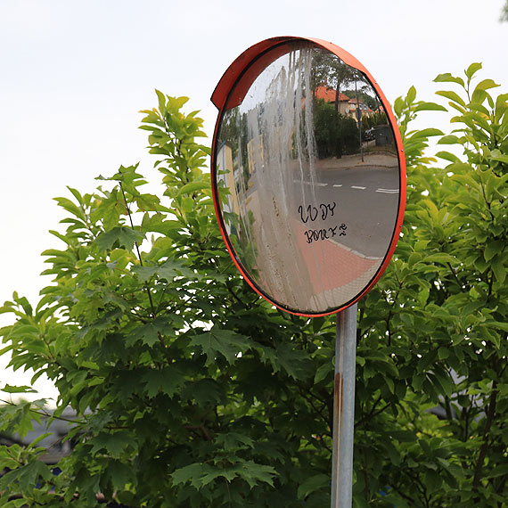 Mieszkaniec: Umyjcie to lustro bo wida tylko brud… 