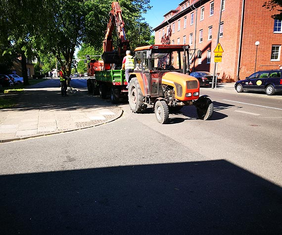 Kuliste blokady zamiast zatoczek parkingowych? Czytelnik zwraca uwagę na bezsensowne wydawanie pieniędzy z budżetu Miasta