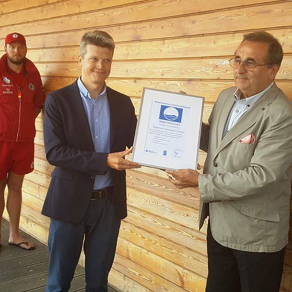 Bkitne Flagi ju powiewaj  nad winoujskim kpieliskiem i portem jachtowym