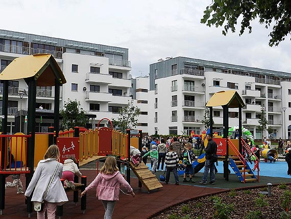Plac zabaw przy ulicy Malczewskiego. S stojaki, bdzie nowa hutawka i trampoliny