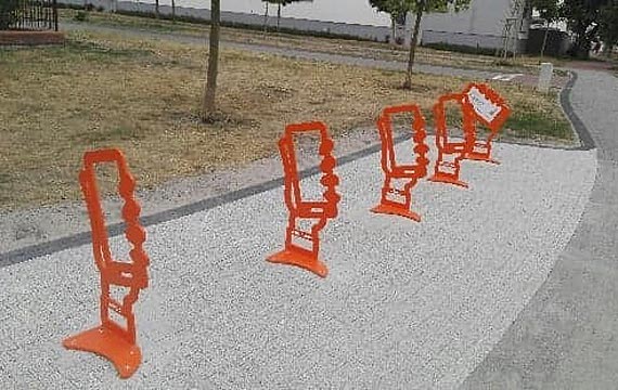 Plac zabaw przy ulicy Malczewskiego. S stojaki, bdzie nowa hutawka i trampoliny