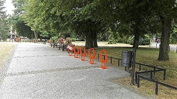Plac zabaw przy ulicy Malczewskiego. S stojaki, bdzie nowa hutawka i trampoliny