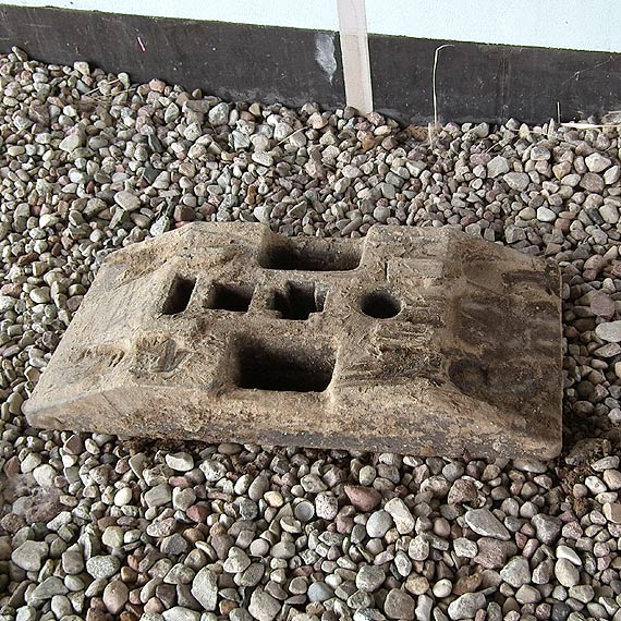 Znalaz pod mostem obiekt przypominajcy min. Suby wykopay podstaw znaku. Czy te dwa przedmioty na zdjciu si rni?