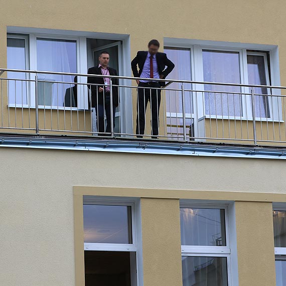 Szef oddziału antyterrorystycznego wypadł z okna. Przed śmiercią miał pić w Świnoujściu z kolegami z policji