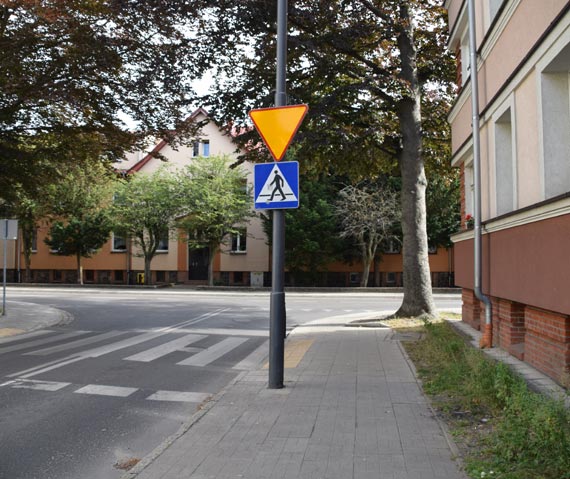 Zamalowana rdza i tak robi swoje. Tylko patrzeć, jak skorodowany słup „runie”!