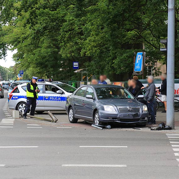 Kierowca toyoty zjechał na przeciwległy pas i uderzył w słup miejskiego monitoringu