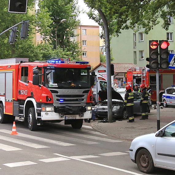Kierowca toyoty zjechał na przeciwległy pas i uderzył w słup miejskiego monitoringu