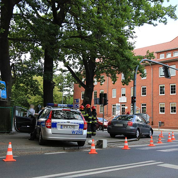 Kierowca toyoty zjechał na przeciwległy pas i uderzył w słup miejskiego monitoringu