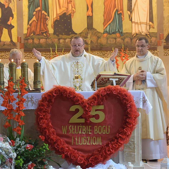 Parafianie Chrystusa Krla witowali 25-lecie wice kapaskich swojego proboszcza