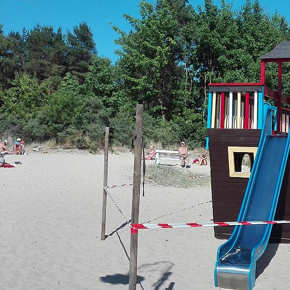 Nudyci przejmuj winoujski plac zabaw na promenadzie. Dlaczego dzieci musz na to patrze?