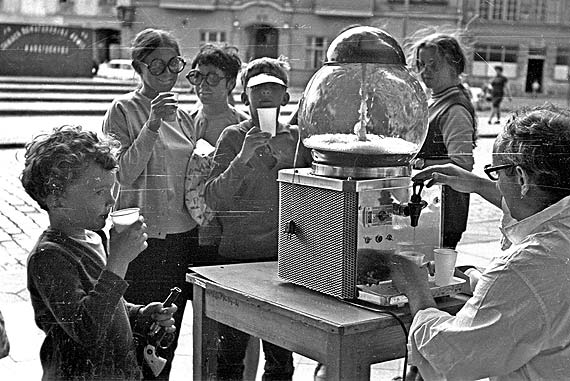 Zaczęło się od wody sodowej... Dzieje małej gastronomii na ulicach Świnoujścia