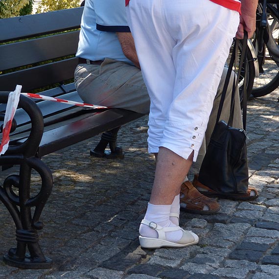 Ławki suche a nikt nie ściągnął taśm zabezpieczających