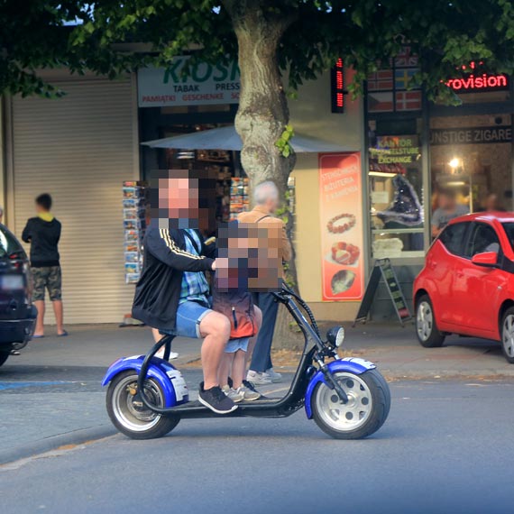 Wbrew przepisom, ryzykujc ycie swoje i dzieci. Czy nie ma mocnych na elektrycznych piratw?