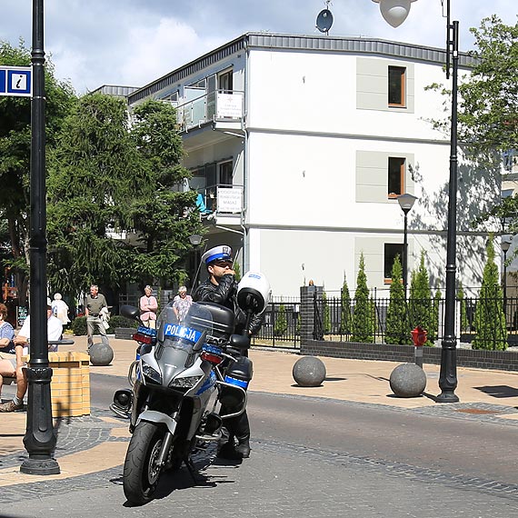 Policjant - atrapa dozorowa ruch pojazdw na deptaku? 