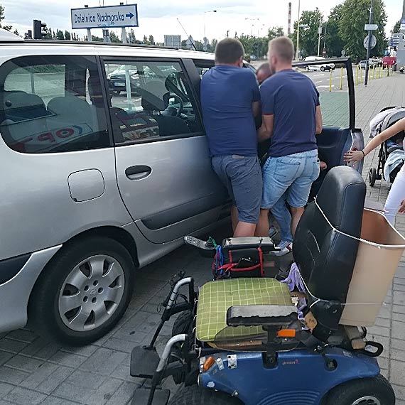Stra miejska oraz policja zostawiy niepenosprawnego na pastw losu. Mczynie pomogli dopiero wiadkowie zdarzenia...
