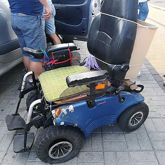 Stra miejska oraz policja zostawiy niepenosprawnego na pastw losu. Mczynie pomogli dopiero wiadkowie zdarzenia...