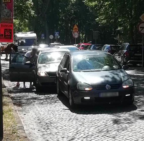 Trzy samochody zderzyy si w wyniku nieuwagi jednego kierowcy