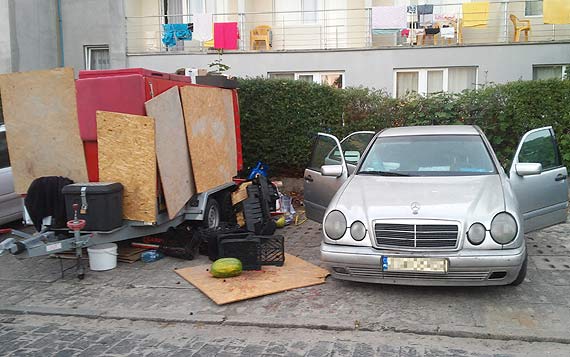 Wysypisko mieci na parkingu zaraz przy apartamentowcach