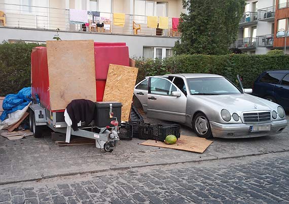 Wysypisko śmieci na parkingu zaraz przy apartamentowcach