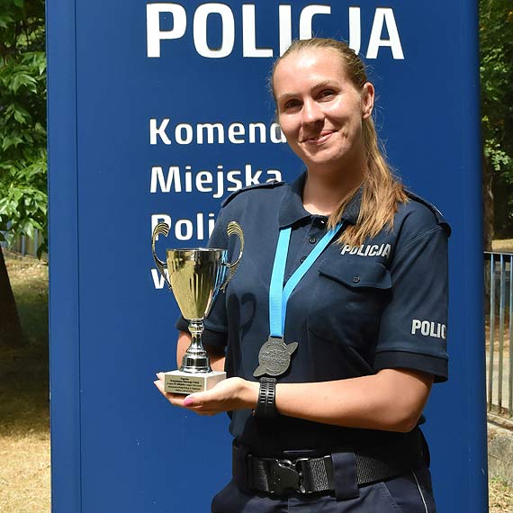 St. sier. Katarzyna Jdruch z Komendy Miejskiej Policji w winoujciu stana na podium, zajmujc III miejsce