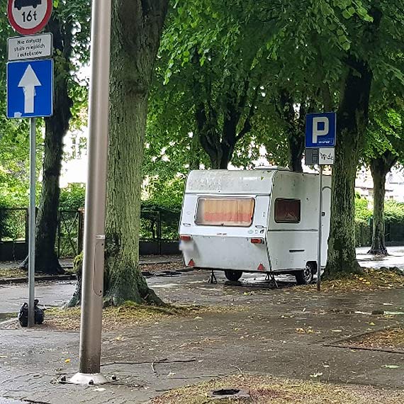 Niemiecki turysta spdza wakacje na parkingu w swoim kempingu