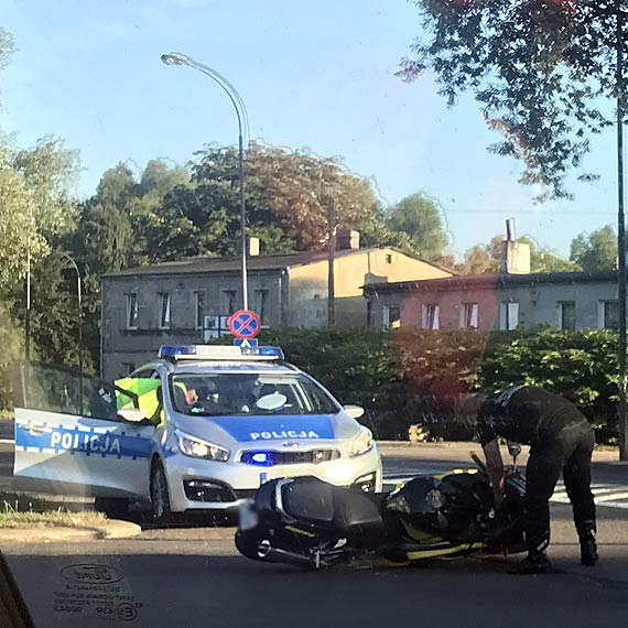 Kolizja samochodu z motocyklem. Mandat dla kierowcy osobwki