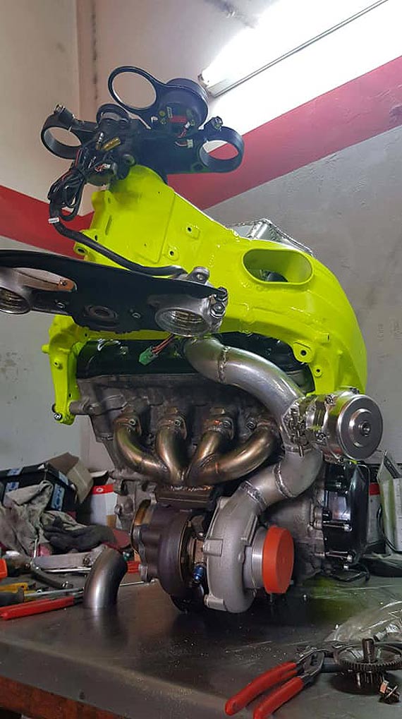 Zobacz jak buduje si specjalny wyczynowy motocykl dla Adama Gutkowskiego! 