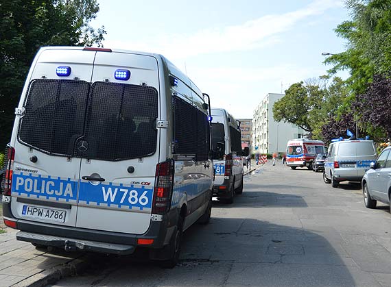 Obudził się na trawniku. Jak twierdzi, mógł wypaść z balkonu...