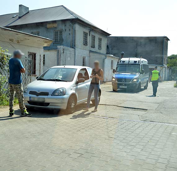 Przestraszya si i uderzya w samochd