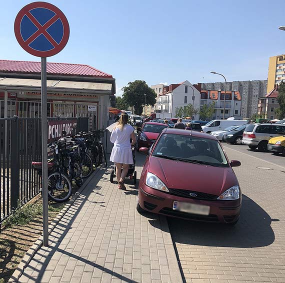 Co dwa tygodnie przeżywają komunikacyjny horror. Handlarze na pchlim targu zastawiają im wejście do domu!