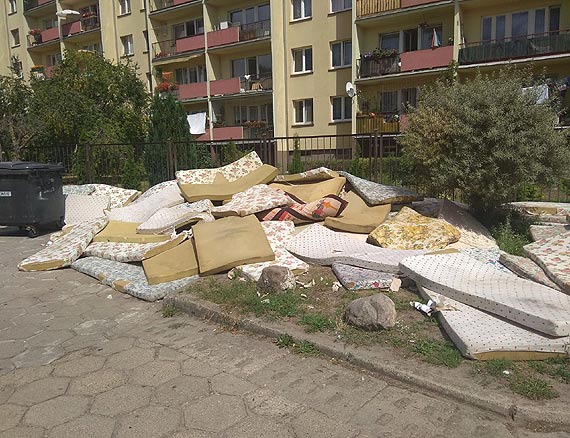 Materace ju s...Czy przy szkole zaczn koczowa bezdomni?