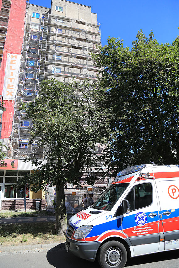 Pracownik budowy przetransportowany helikopterem do szpitala. Mężczyzna został uderzony prętem w głowę!