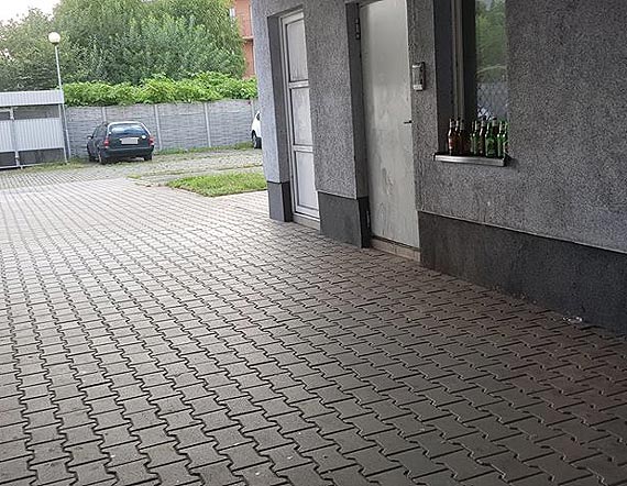 Libacje alkoholowe w tunelu. Mieszkańcy ulicy Barlickiego 4 mają dość!