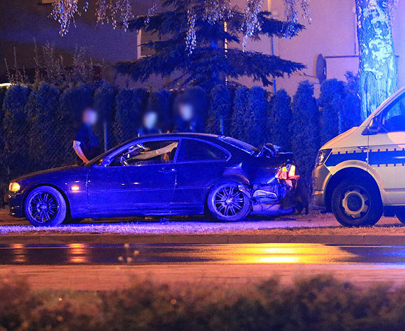Brawurowa jazda skończyła się na drzewie