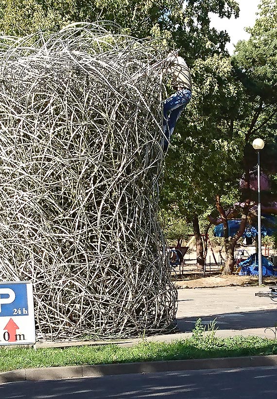 Metalowa instalacja nie tylko zdobi, ale zachca do bliskiego kontaktu ze sztuk?