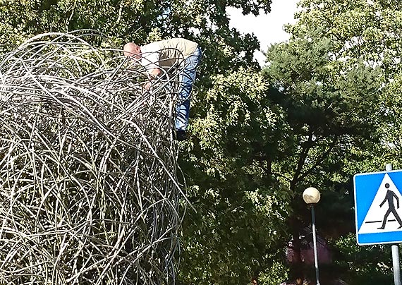 Metalowa instalacja nie tylko zdobi, ale zachęca do bliskiego kontaktu ze sztuką?